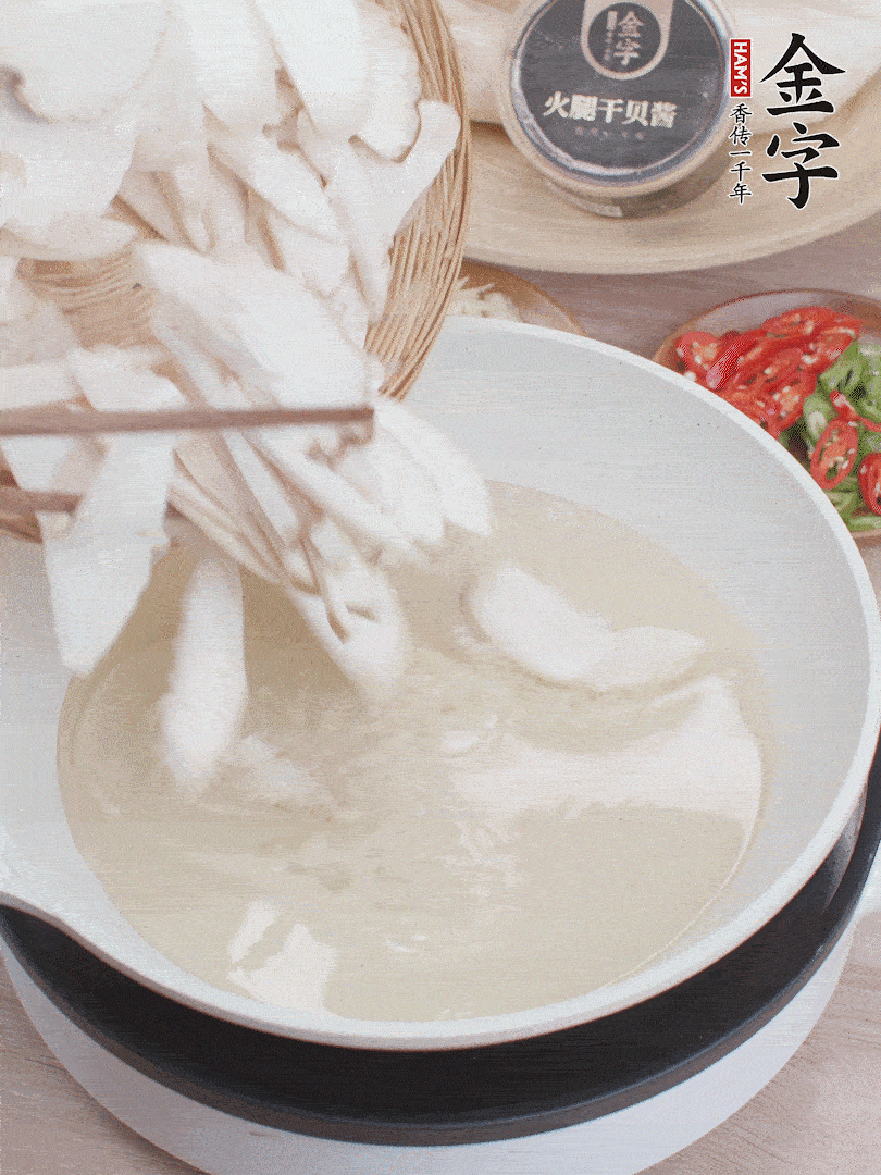 杏鮑菇切成片，油溫7層熱炸2分鐘。