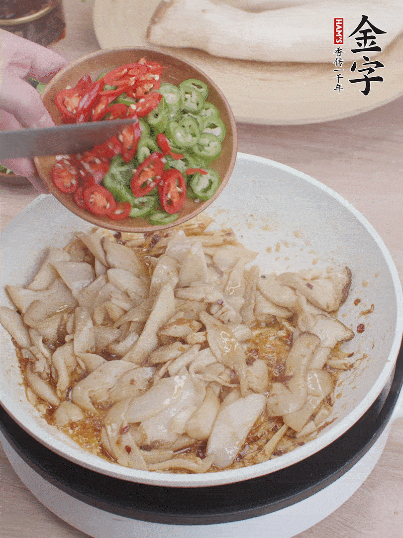 下杏鮑菇、青紅辣椒炒出香味。