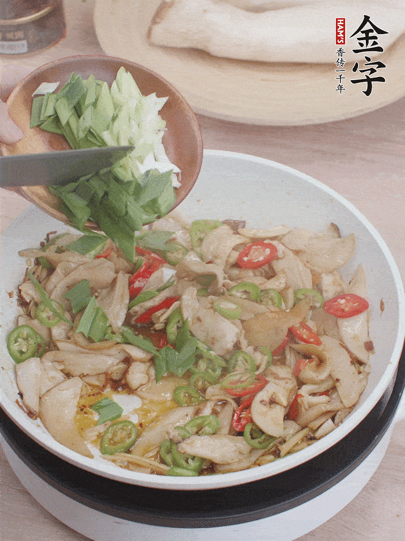 淋少許料酒、最后放大蒜葉。