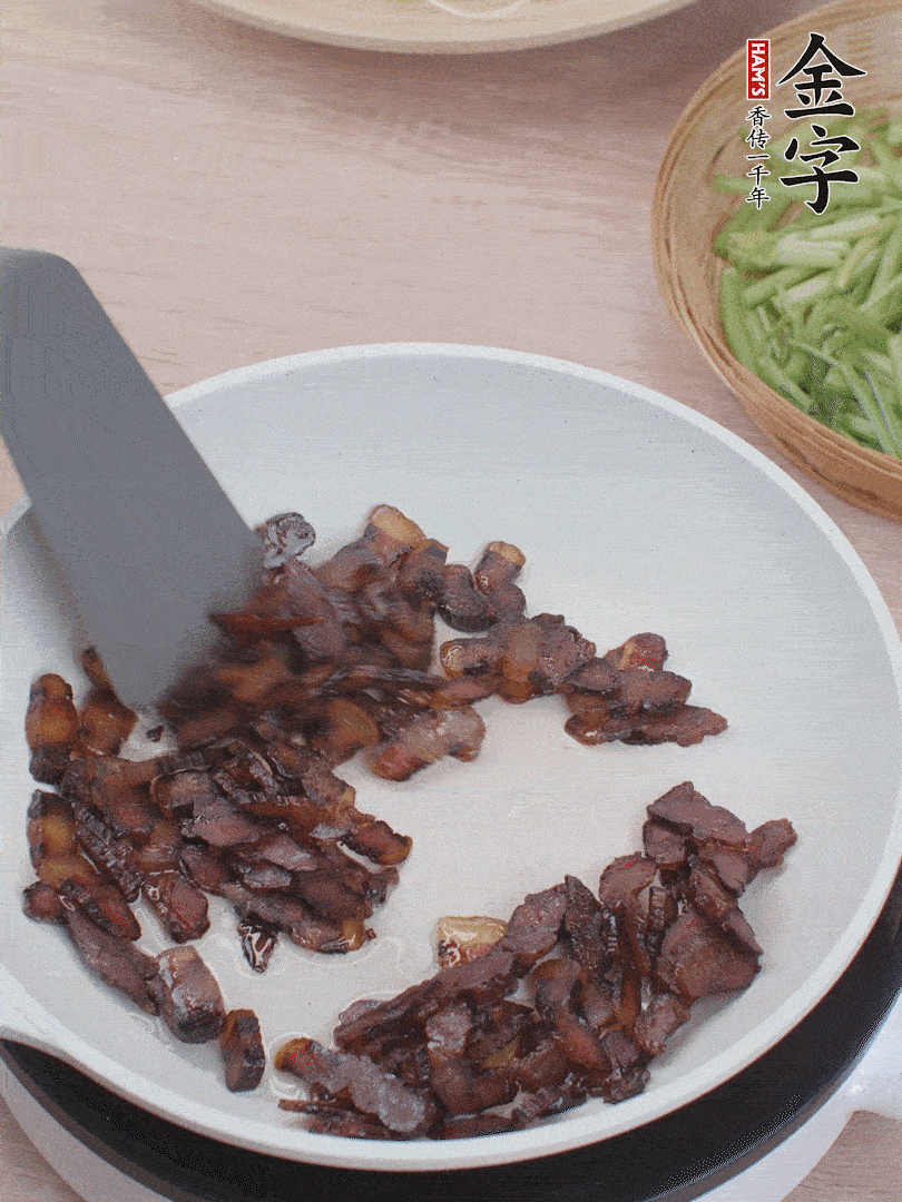 起鍋熱油，煸香醬油肉。