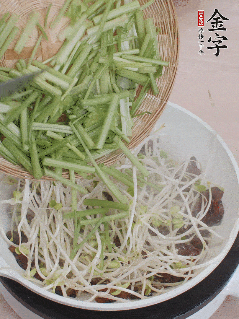 下豆芽、香芹翻炒均勻。