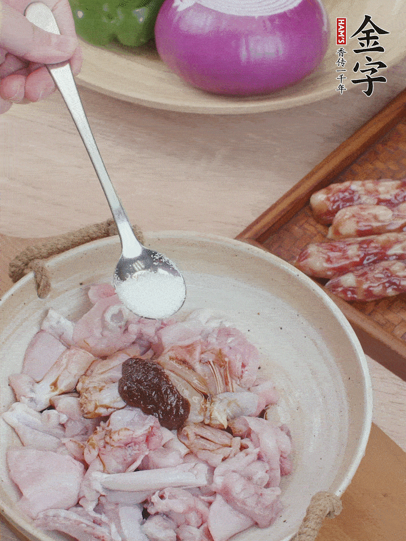 牛蛙塊加1勺柱候醬、1勺生抽、1/3勺白砂糖腌漬20分鐘。