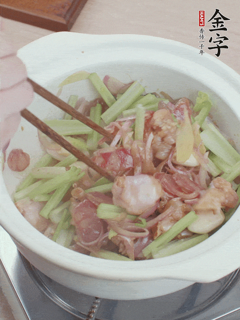 下牛蛙、芹菜、香腸翻炒。