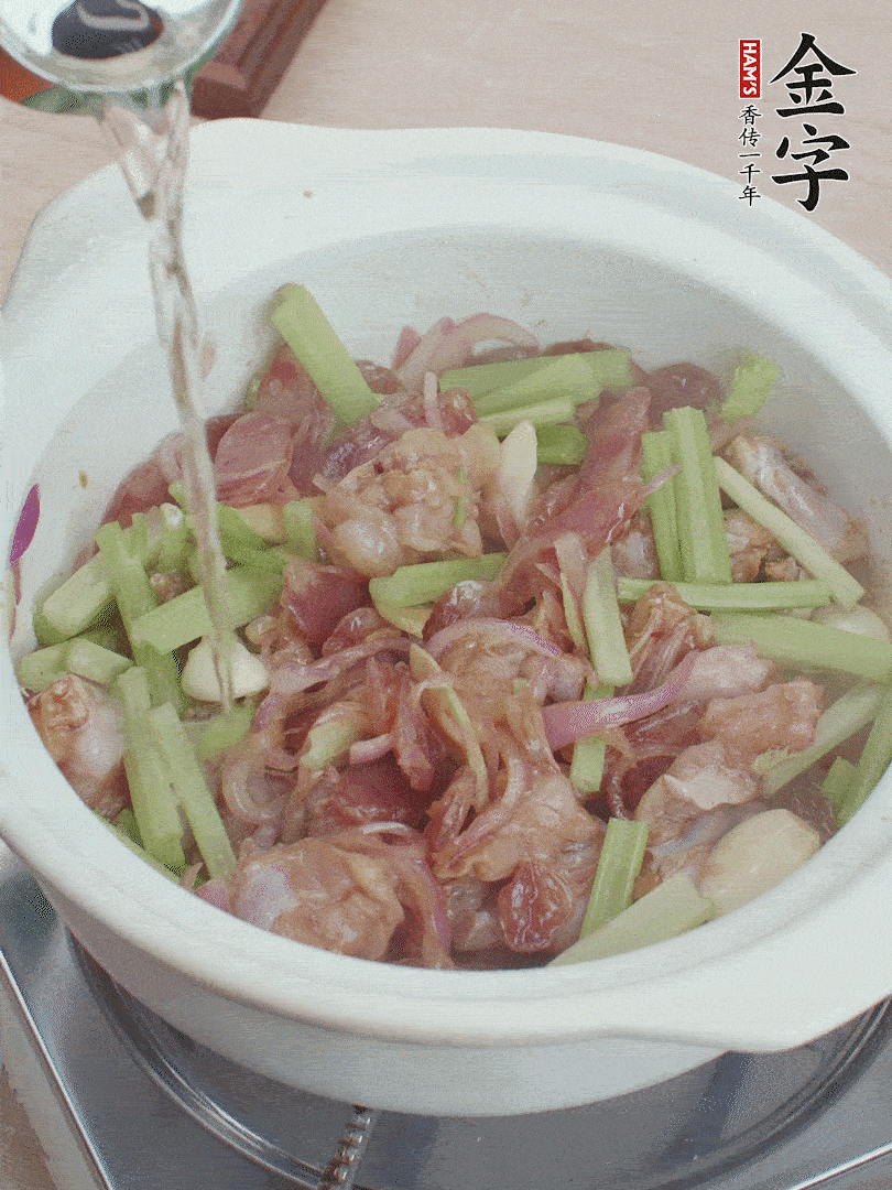 牛蛙變色后，淋點啤酒，加蓋后調(diào)小火燜10分鐘。