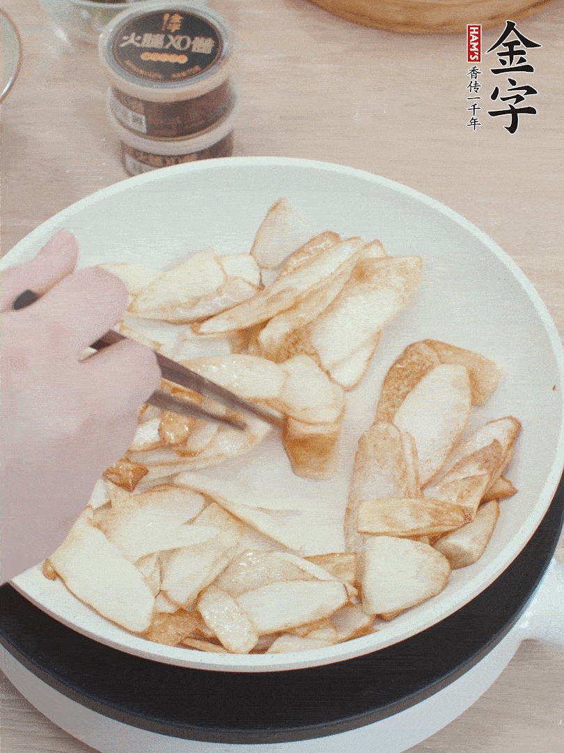 鍋中熱油，山藥煎至兩面金黃。