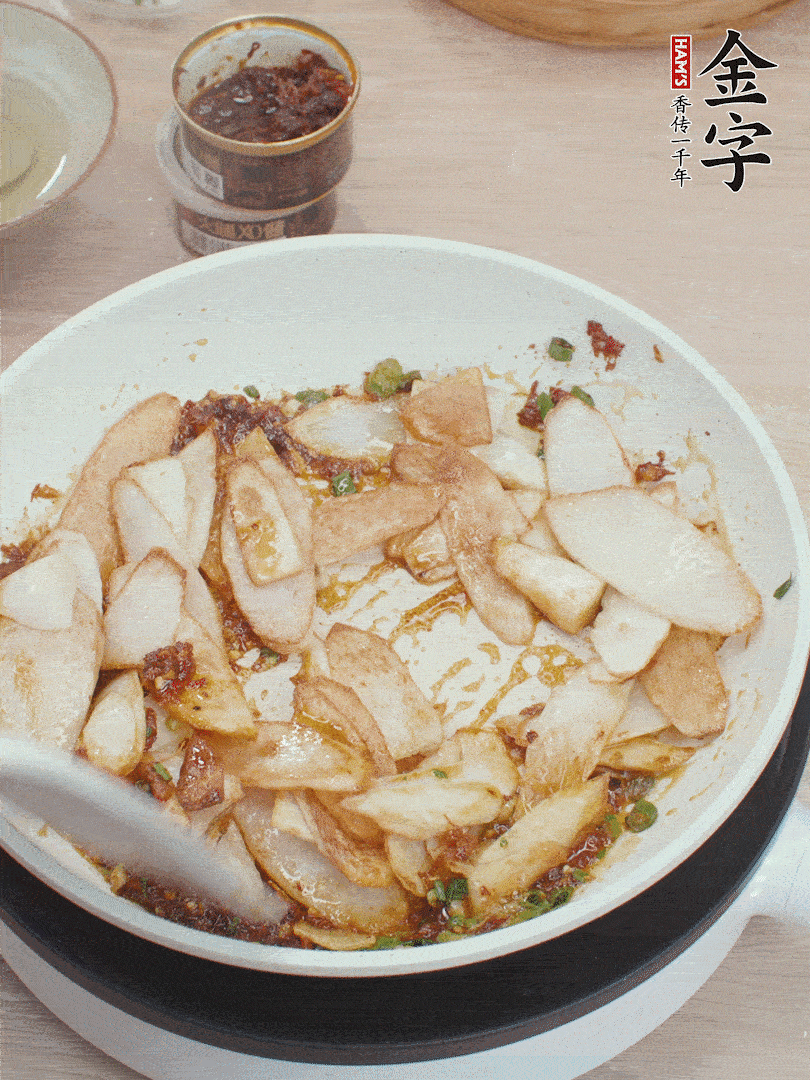 下山藥炒勻，撒蔥花。