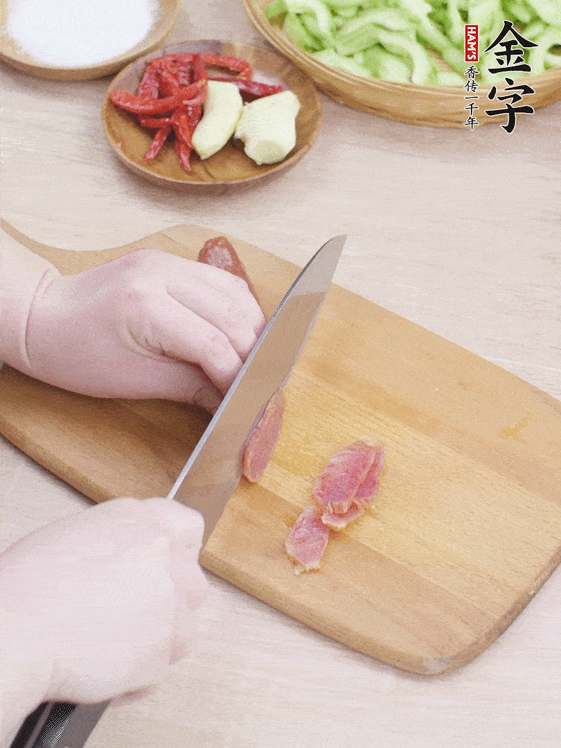 金字土香腸水煮10分鐘，切薄片。