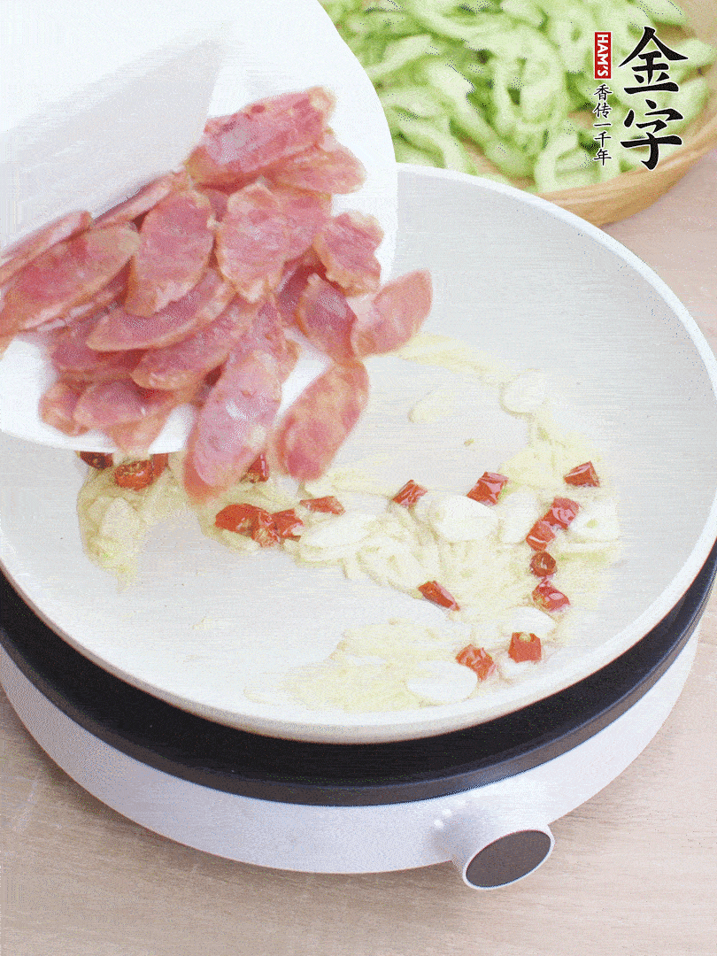 油5成熱時，姜、蒜、辣椒爆香。