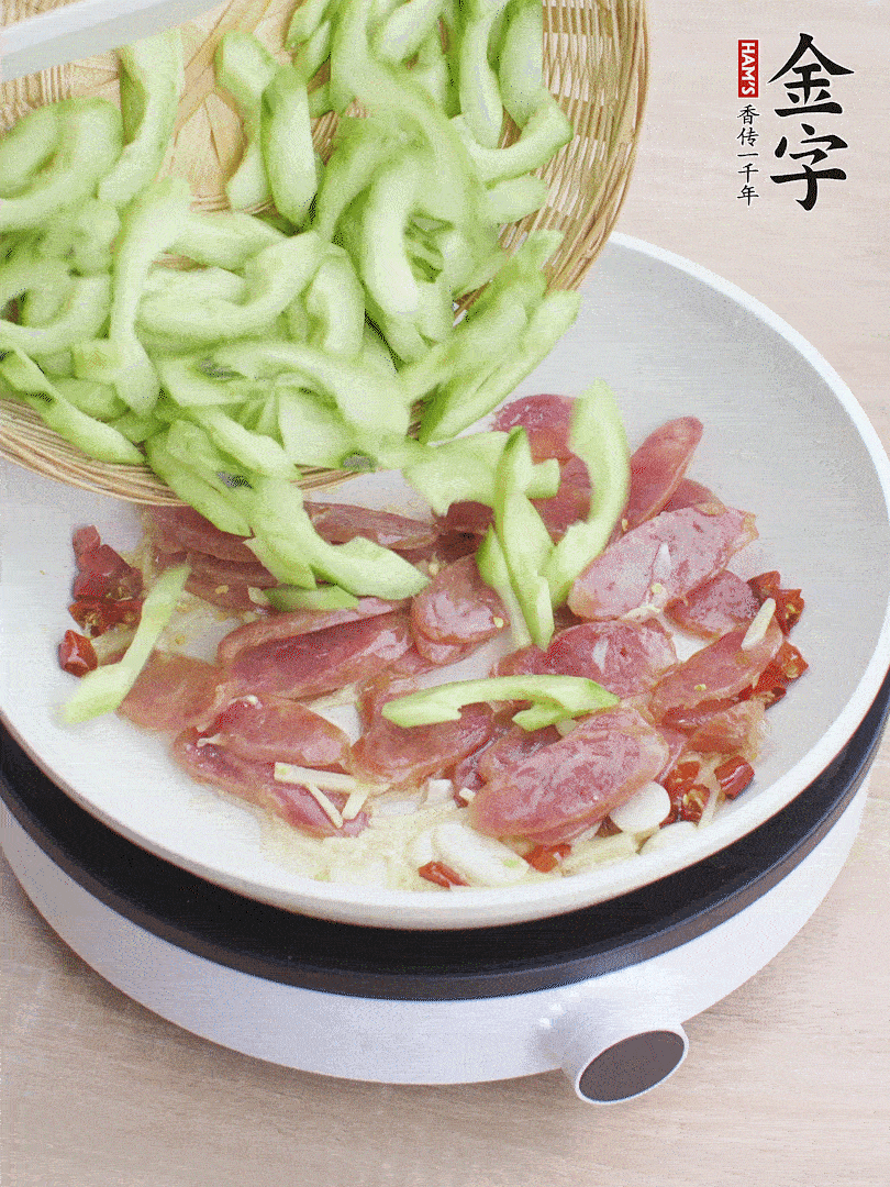 下香腸煸出油脂，放黃瓜翻炒。