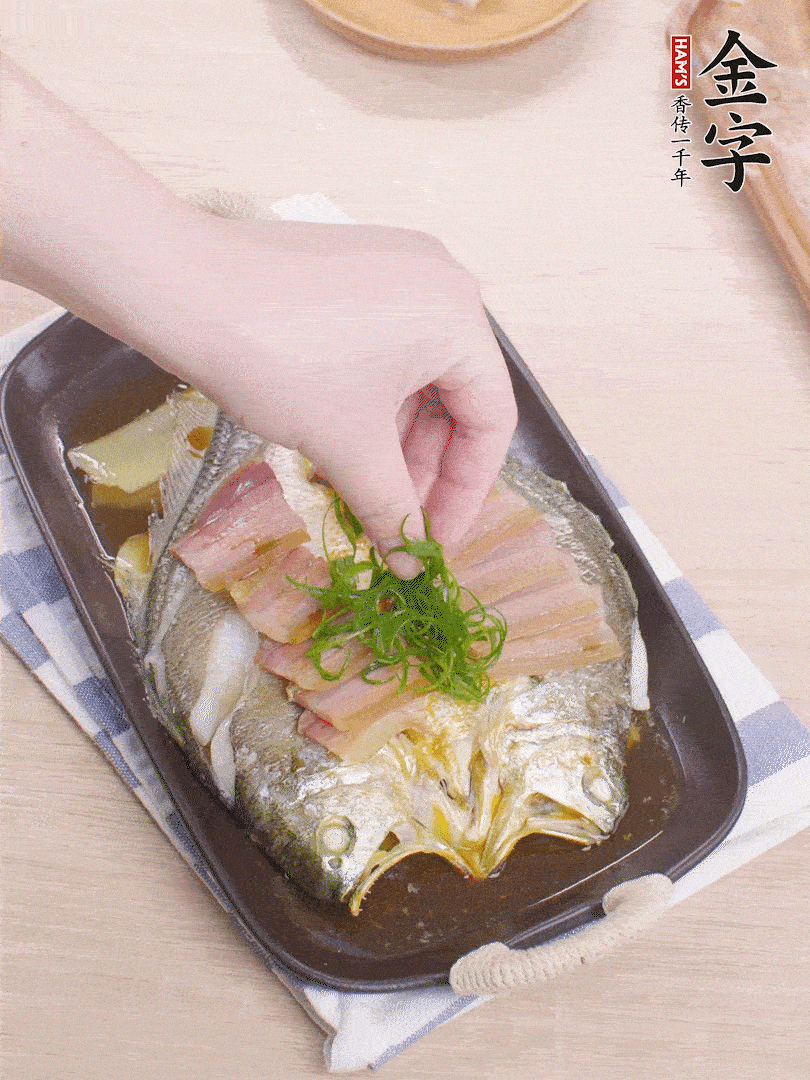 取出姜蔥，淋2勺蒸魚(yú)豉油，擺蔥絲。