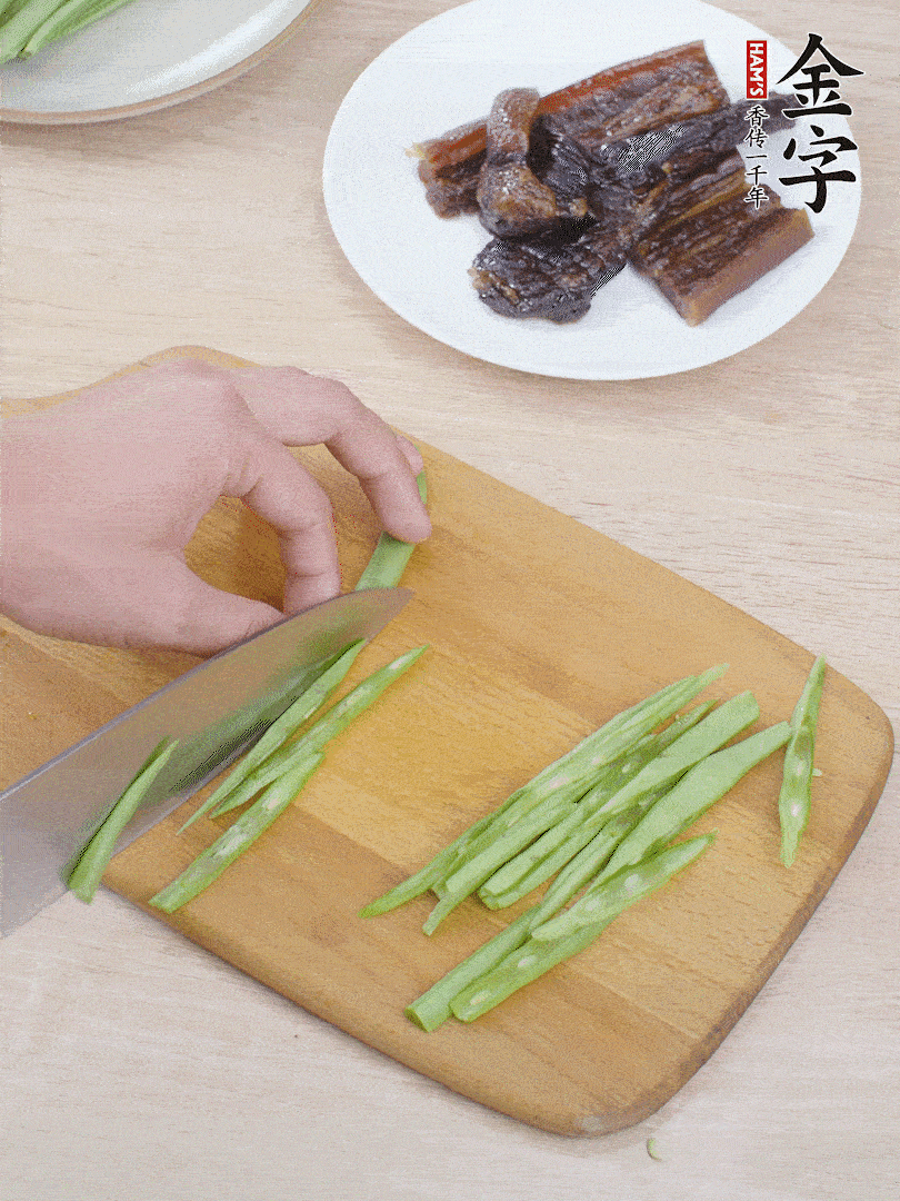 四季豆切絲。