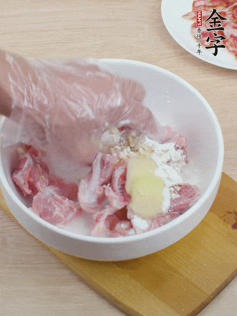 洗凈的小排，加鹽、姜、蒜末、淀粉、胡椒粉抓勻，腌制15分鐘。