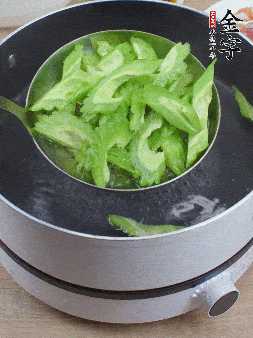 苦瓜去瓤切小塊，開水中加鹽汆燙30秒。