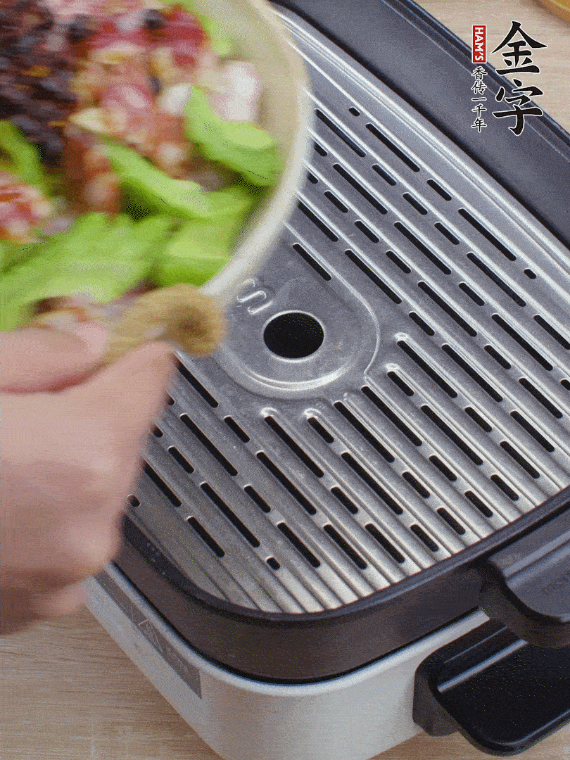 小排、苦瓜、香腸依次碼入，撒上豆豉蒸25分鐘。