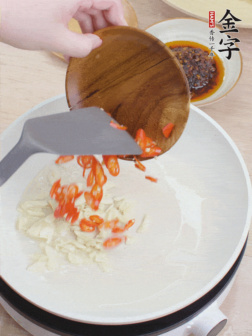 油熱煸香蒜末、辣椒。