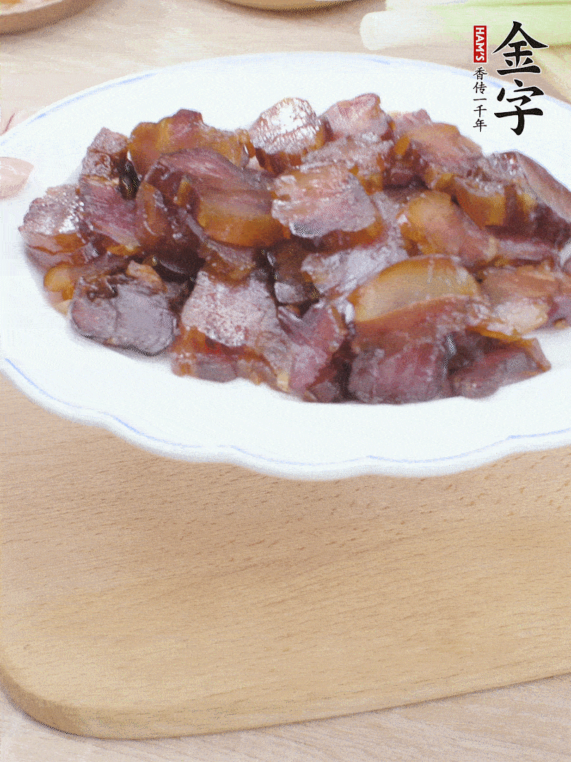 金字醬油肉水煮15分鐘，切薄片。