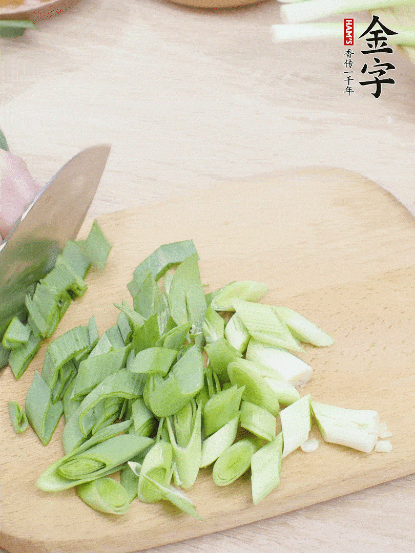 青蒜切段。（蒜白可以拍一下，再斜著切）
