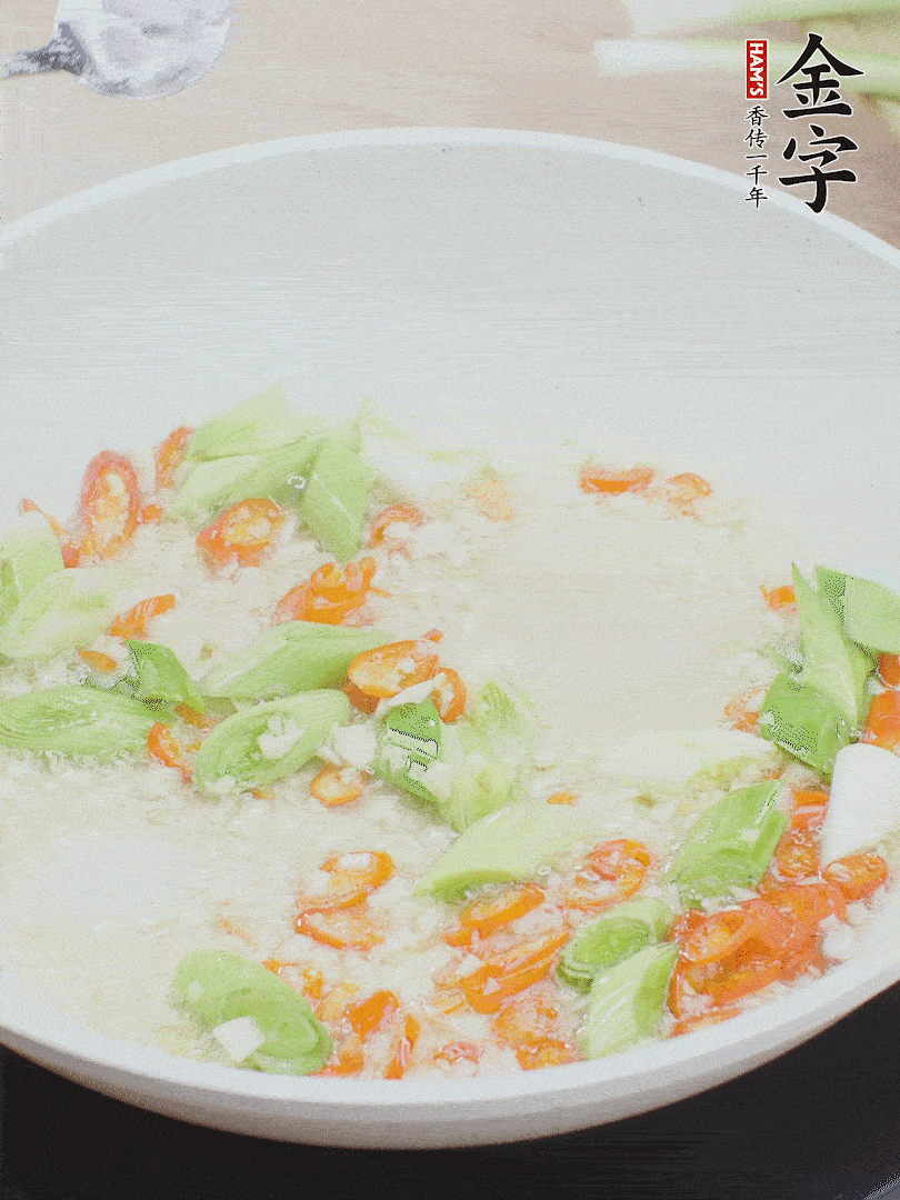 油5成熱時(shí)，下蒜末、辣椒、蒜白煸炒。