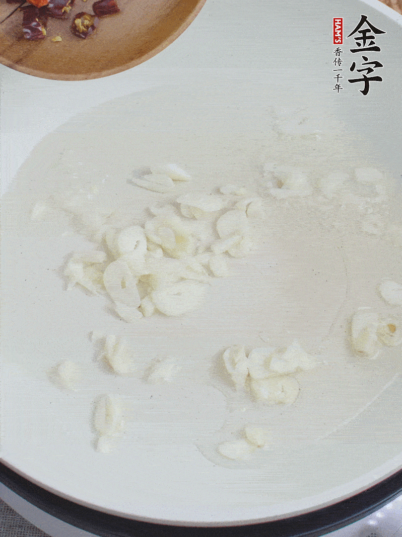 藕去皮，切成1cm見方的丁，放入清水浸泡。美人椒切圈。蒜切成末。