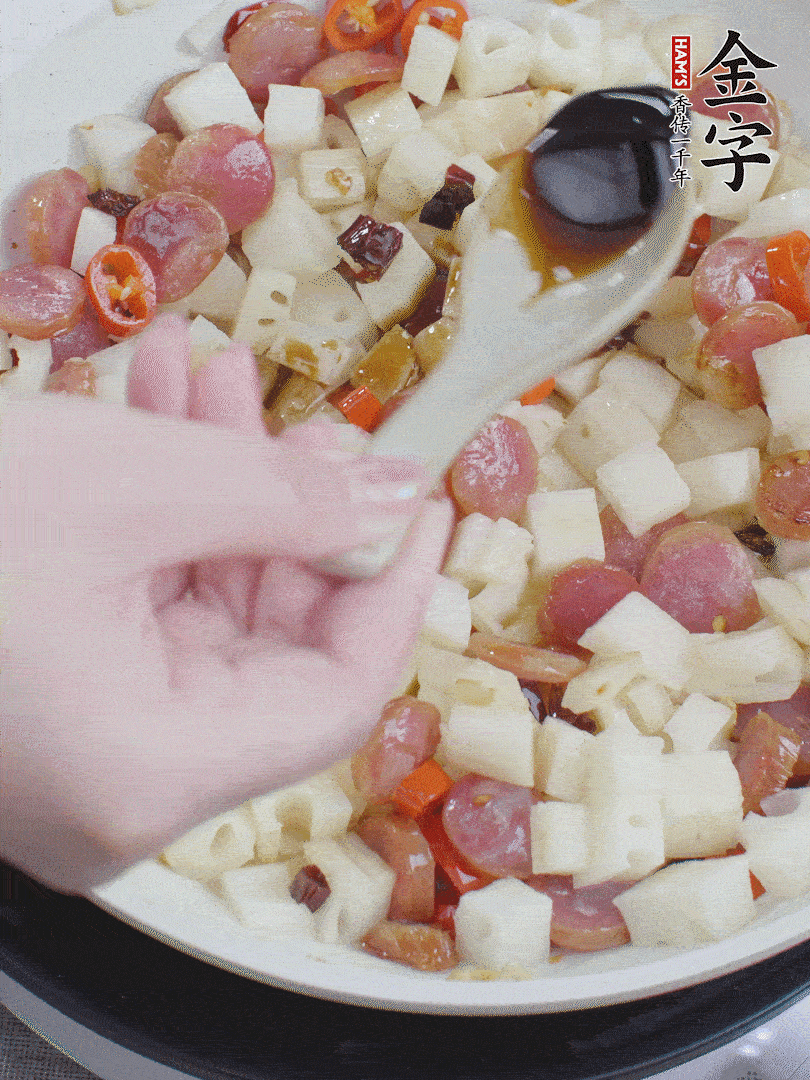 下藕丁，加生抽、香醋、白糖、鹽翻炒均勻。