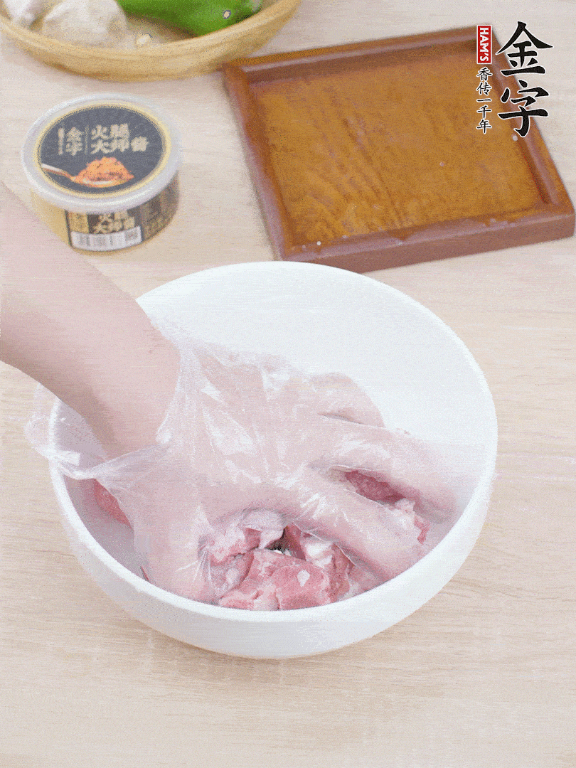 豬小排，加1勺料酒、1勺蠔油、1/3勺白胡椒粉、淀粉，抓拌均勻腌漬30分鐘。青椒去蒂去籽切塊。洋蔥去皮切塊。