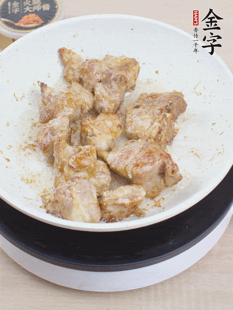 油4成熱，下小排煎炒至邊緣微微發(fā)焦。