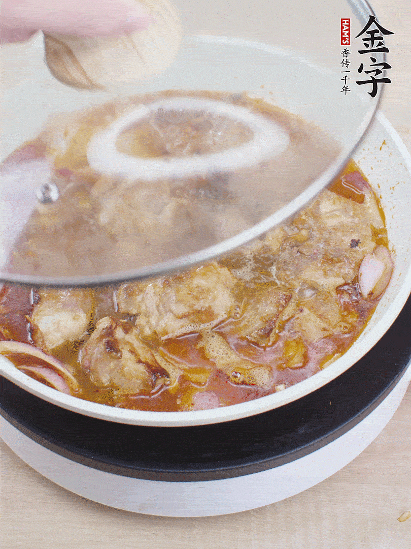 下小排翻炒，加1勺生抽、1點白砂糖和少許水燜2分鐘。