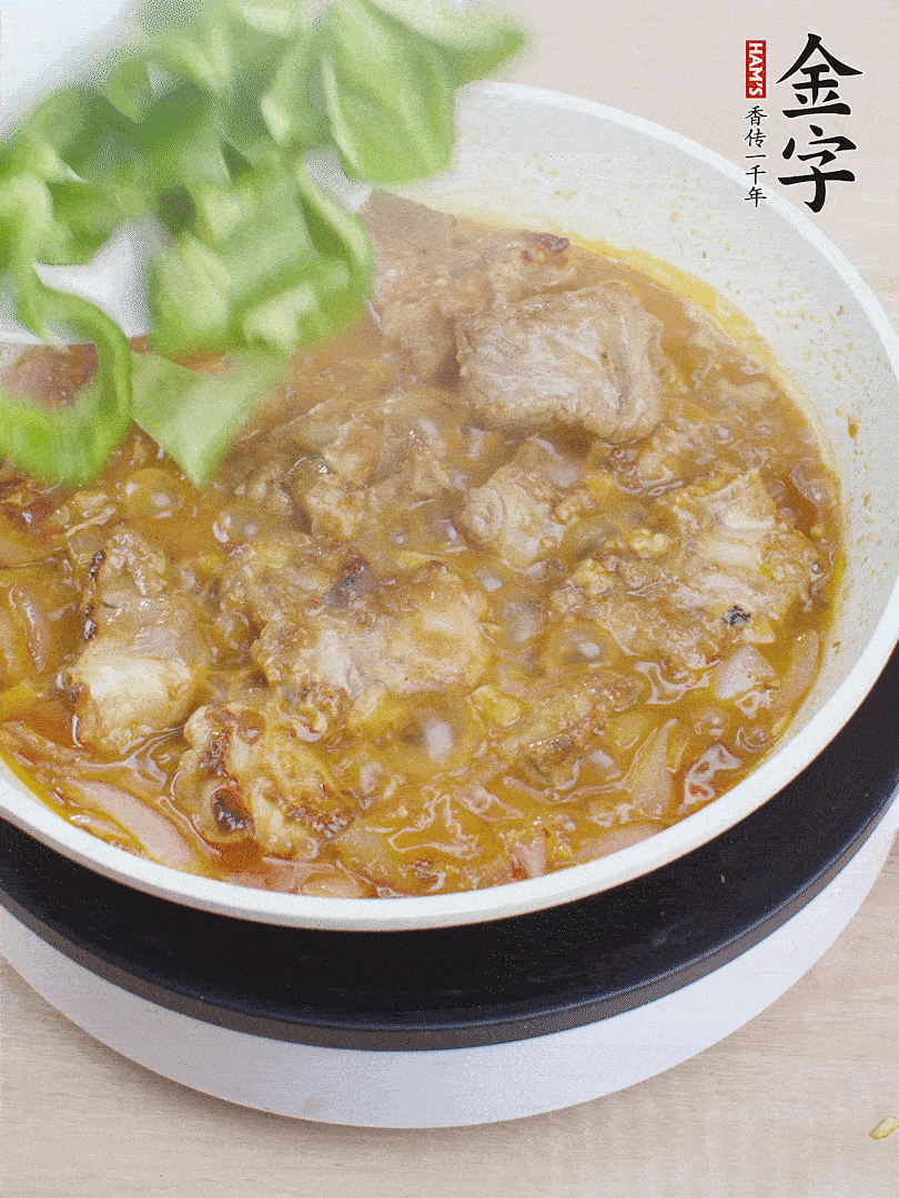 下青椒，翻炒炒至湯汁收干。