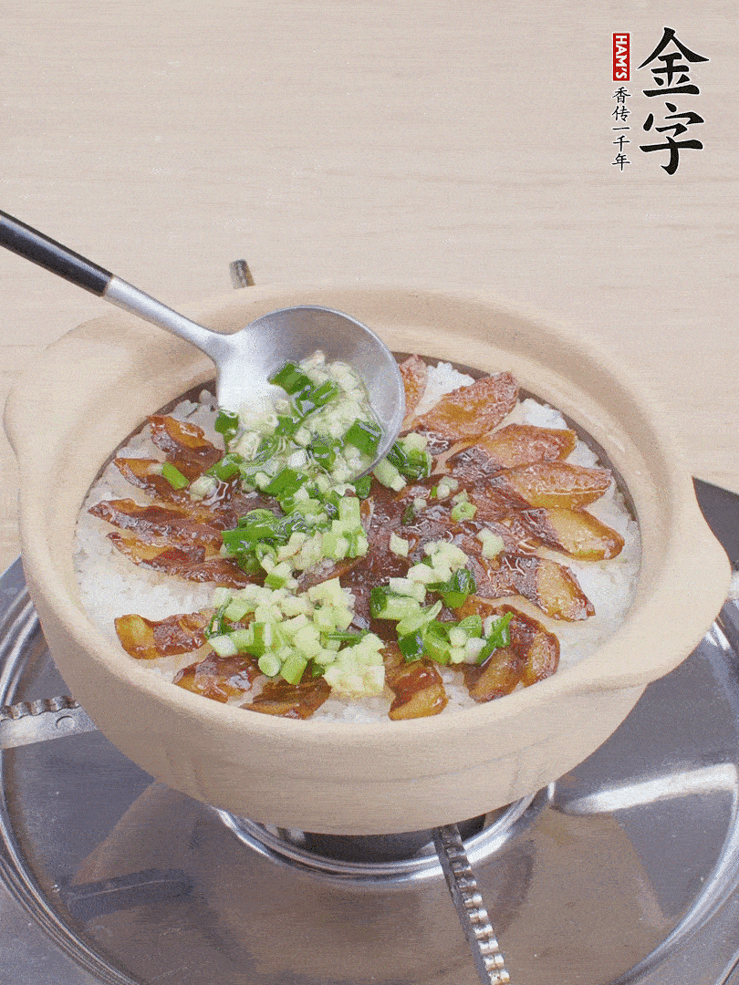 倒蔥姜醬再燜1分鐘。（也可以淋點(diǎn)生抽）