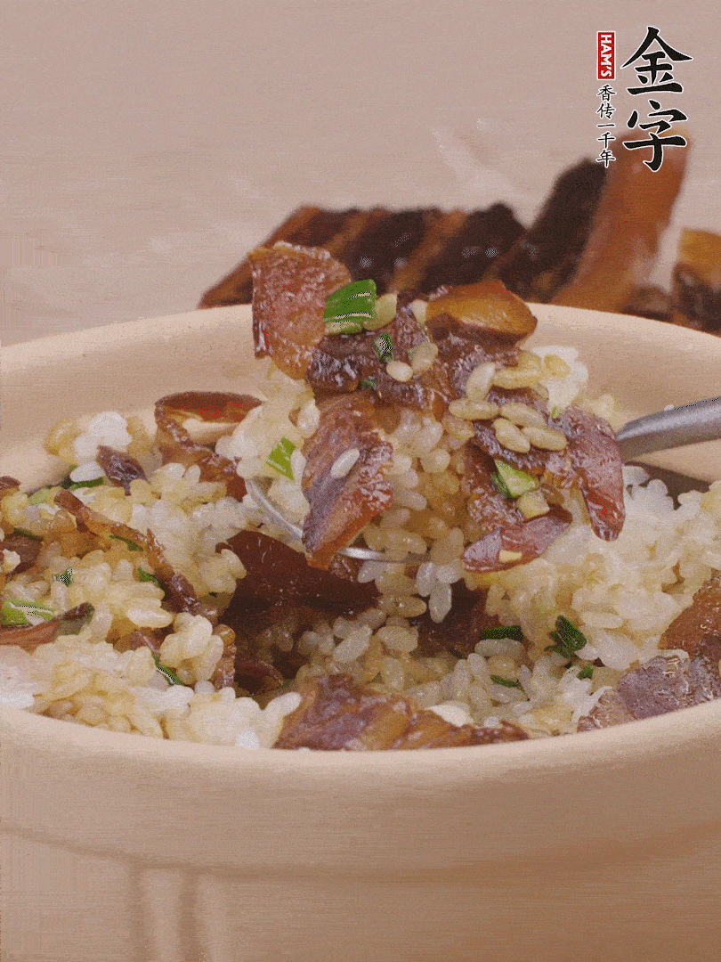 揭蓋后撒點(diǎn)蔥花裝飾，趁熱拌勻。