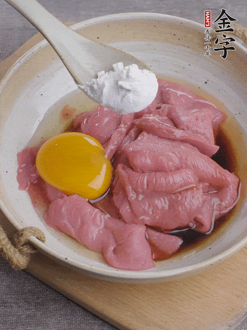 牛肉切片，雞蛋1個、水2勺、料酒1/2勺、生抽1/2勺、生粉1勺腌15分鐘。