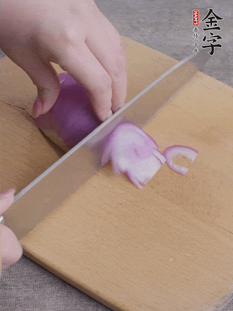 洋蔥切絲、蔥切段。