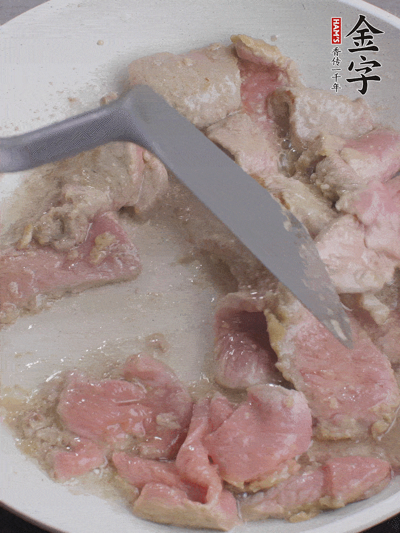 鍋中少油，下牛肉炒至變色。（盛出來）