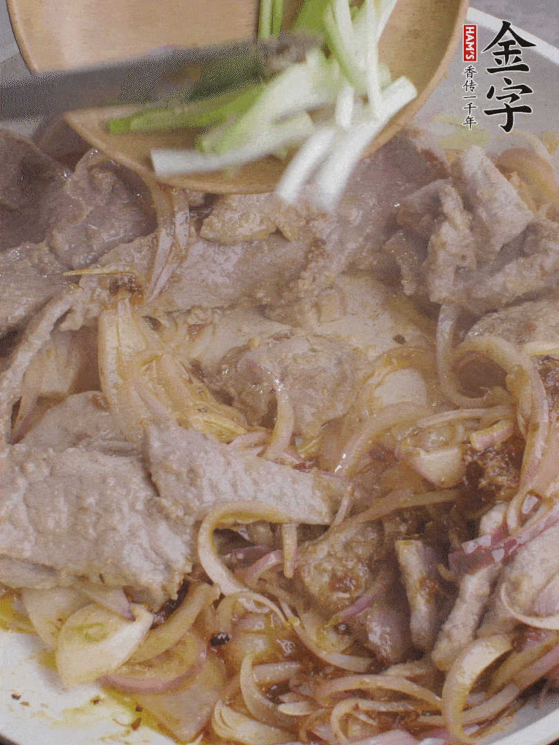 下牛肉、蔥段快炒。