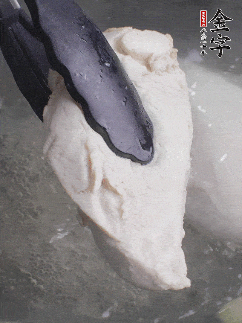 雞胸肉冷水下鍋，加姜片煮熟。過冰水撕成細(xì)絲。