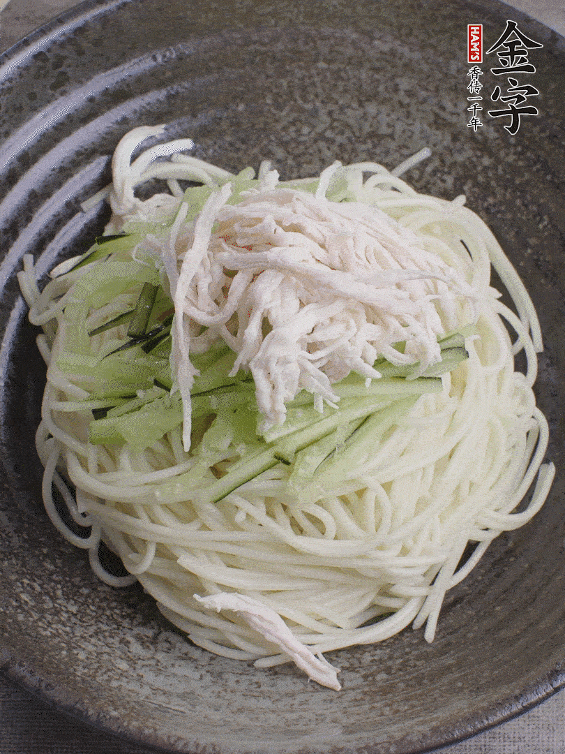 堿水面（熟）倒入大碗中，鋪上黃瓜絲、雞絲。