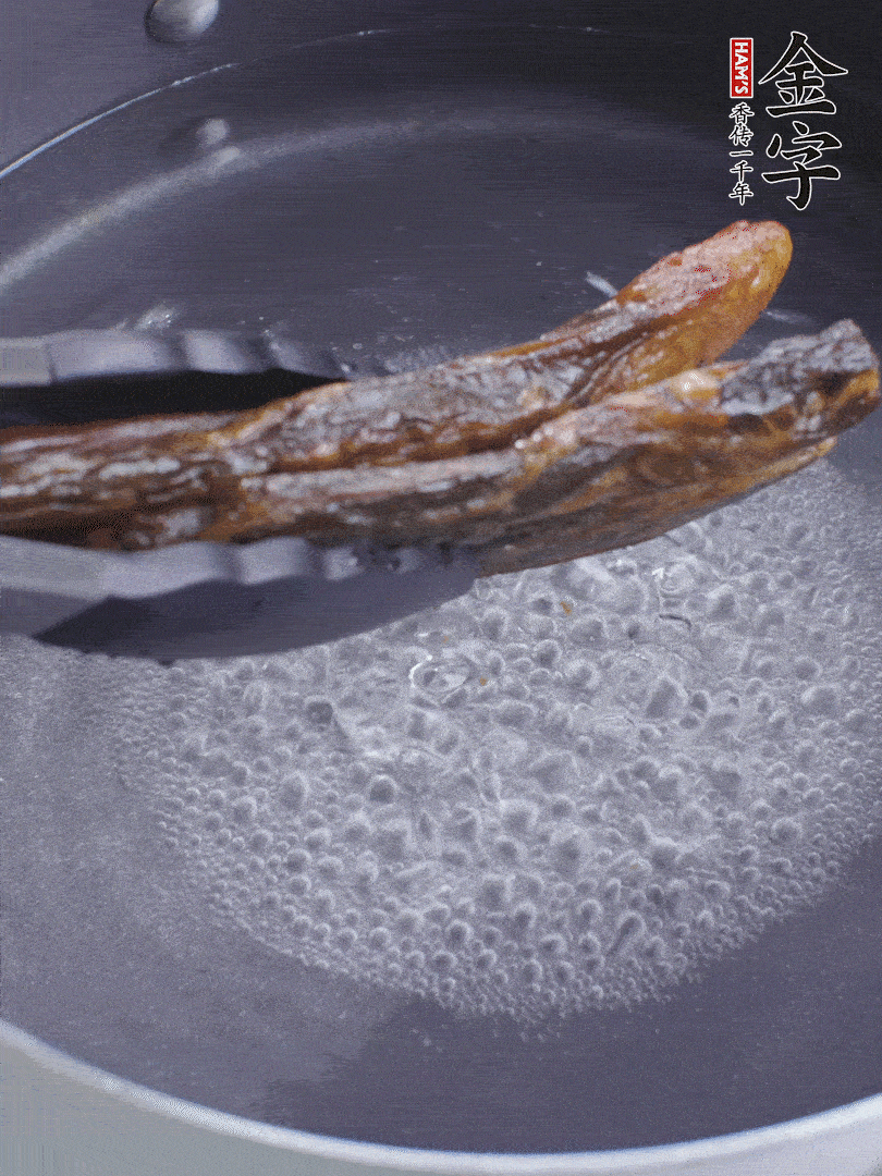金字醬油肉水煮15分鐘，切薄片。