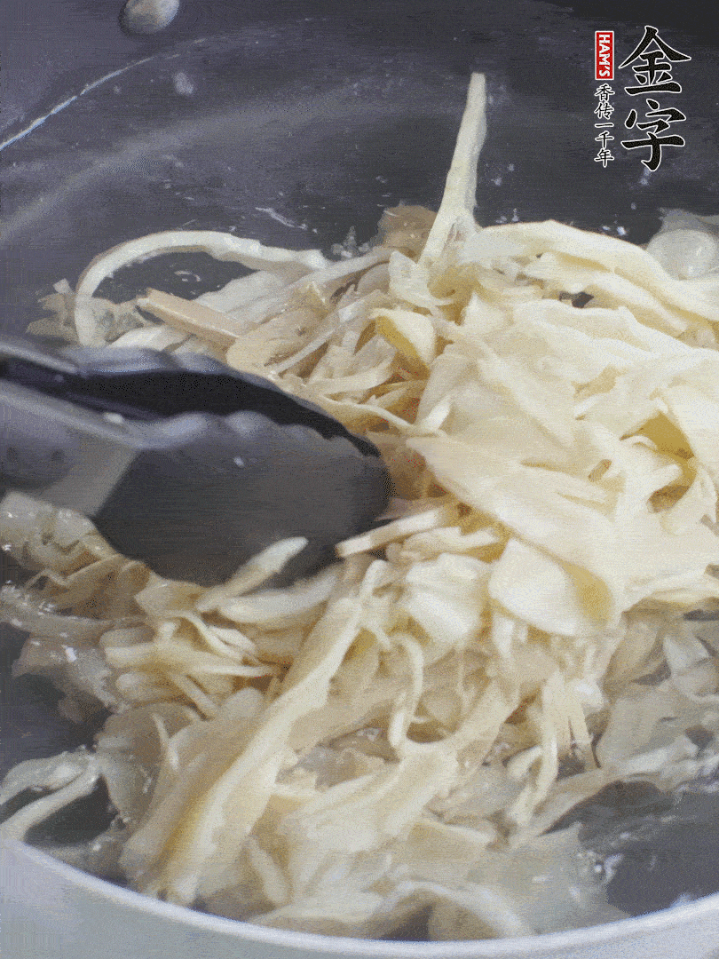 糯米筍焯水1分鐘，過涼水，擠干水份。