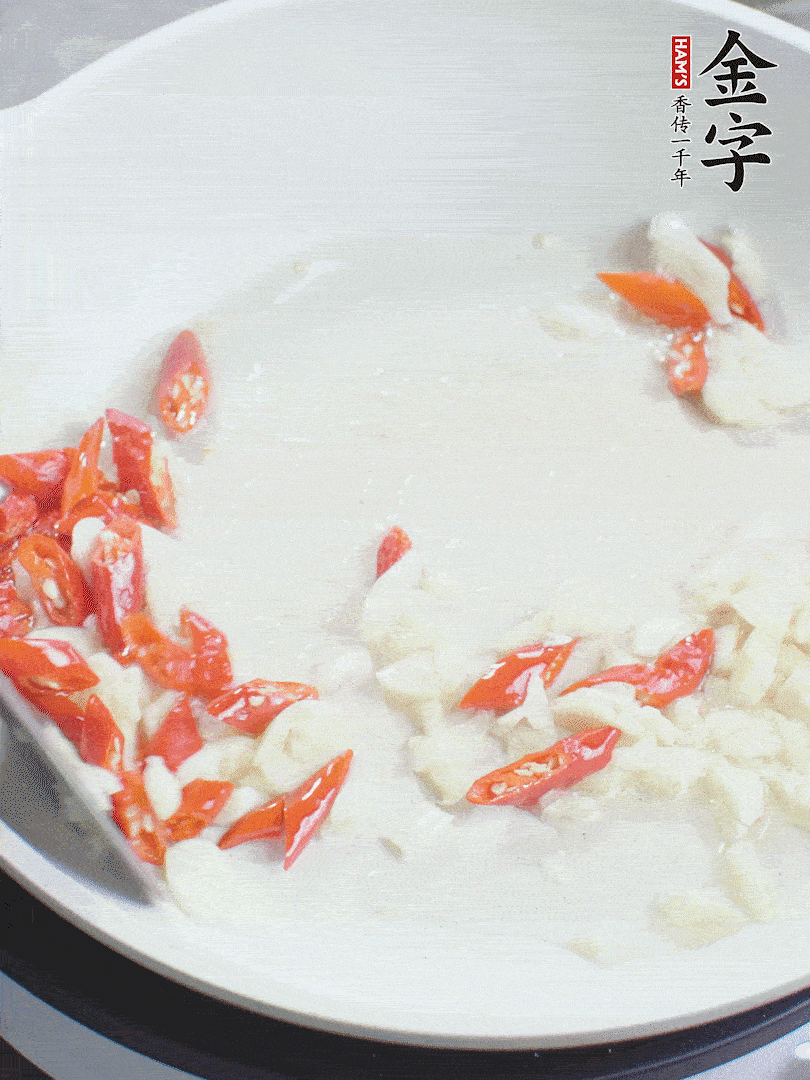 冷鍋熱油，下辣椒、大蒜煸香。