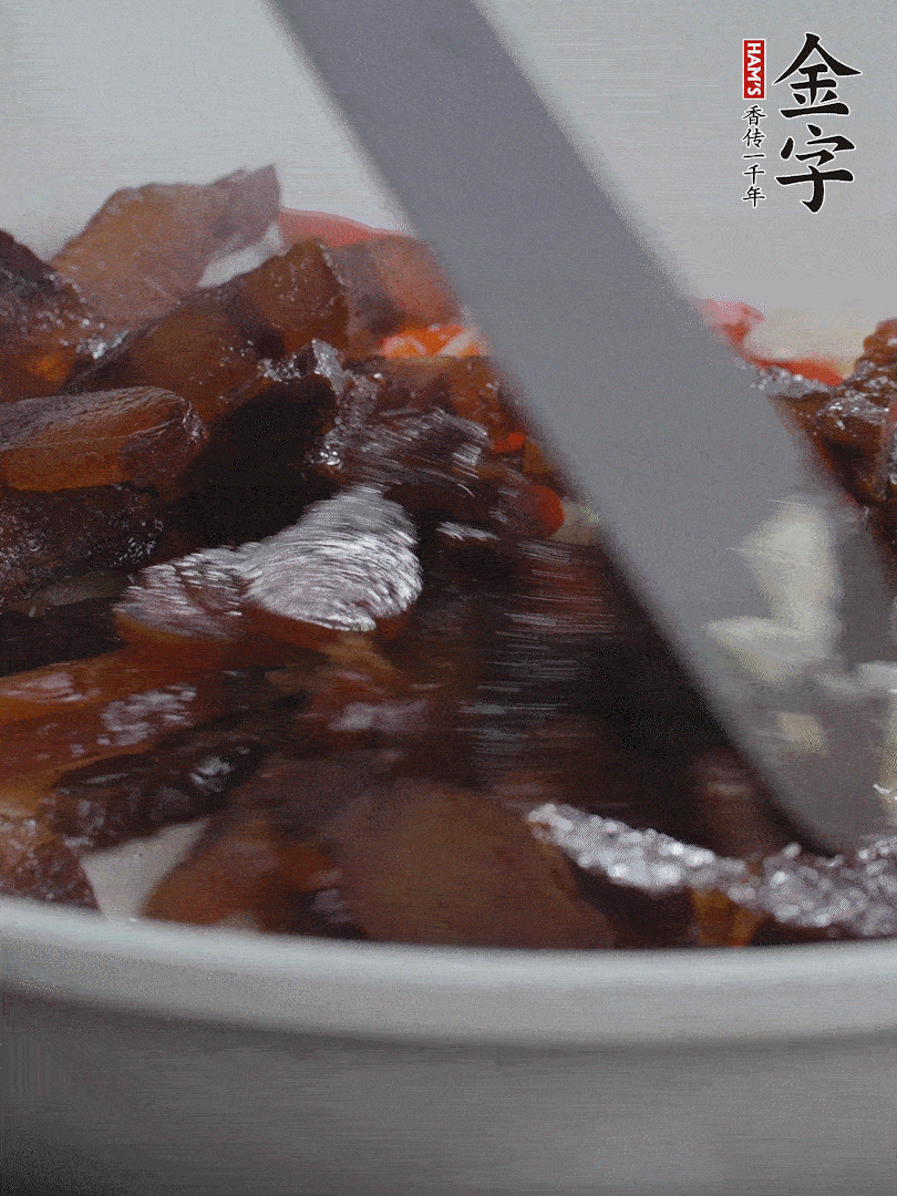 下醬油肉，煸出油脂。