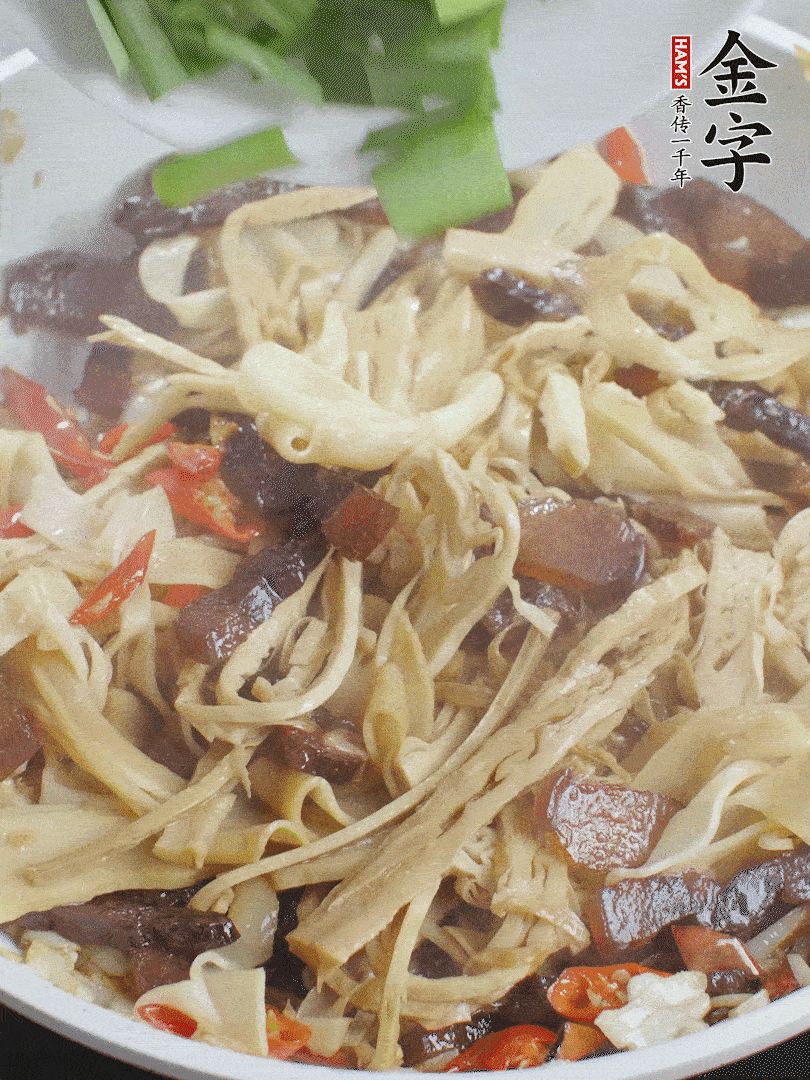 翻炒均勻，下蒜葉。