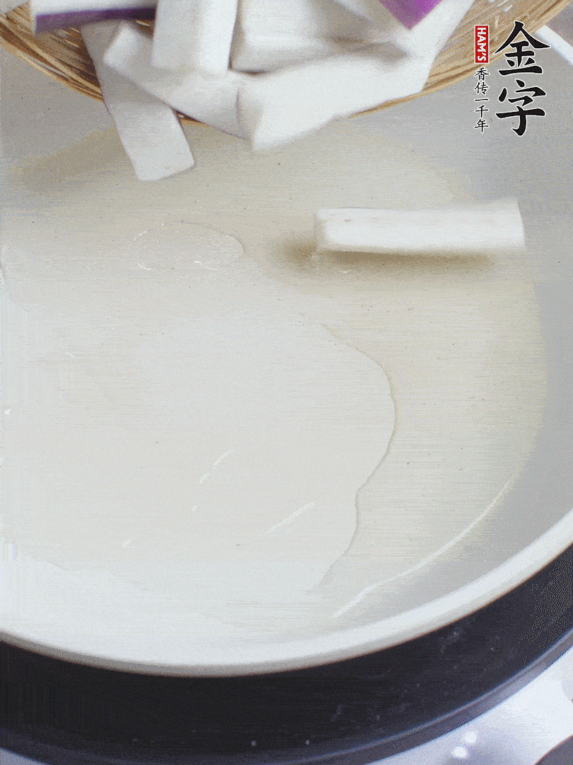 杭茄洗凈去蒂，縱向剖成4份，切成長10cm左右的段。白洋蔥切絲?？谀⑾磧羧サ舯＜t椒切菱形片。