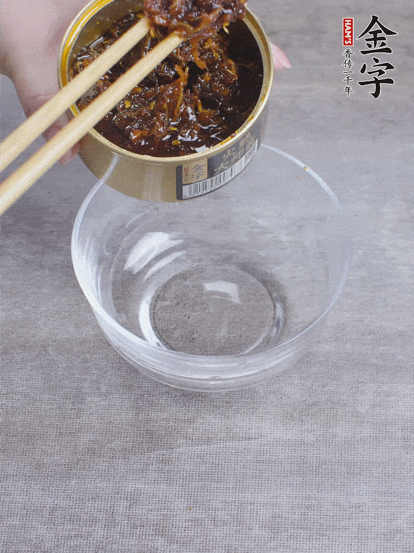 金字火腿大師醬2勺、醬油1勺、白砂糖1/2勺調(diào)勻。