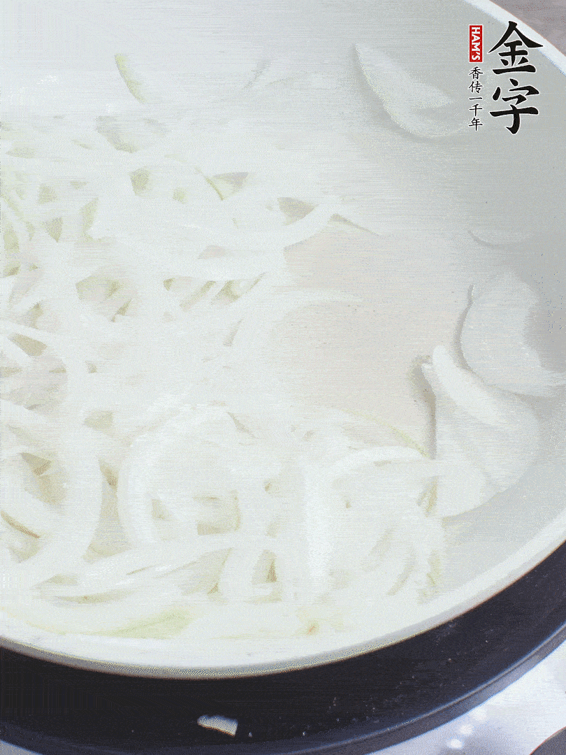 油熱下洋蔥絲、紅椒炒出香味。