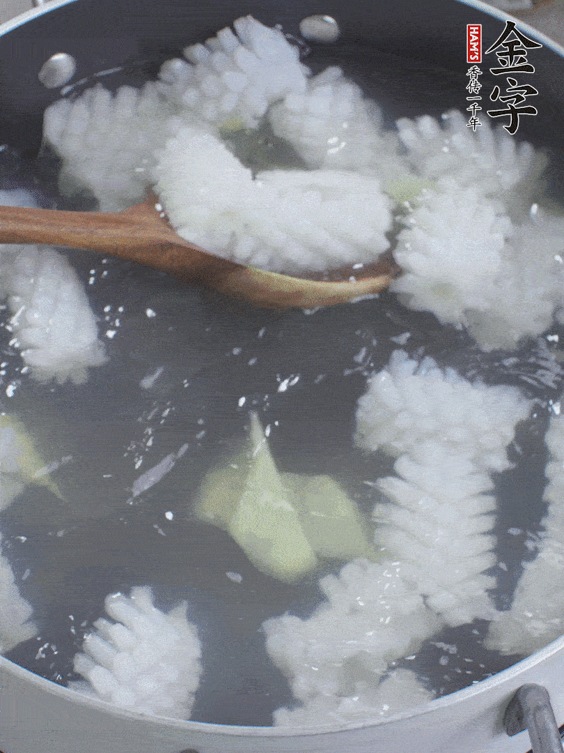 魷魚解凍后，加姜片、料酒汆燙30秒。
