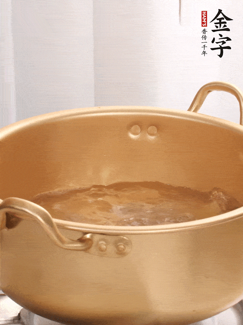 排骨加姜片、料酒，冷水下鍋焯水，撇去浮沫。