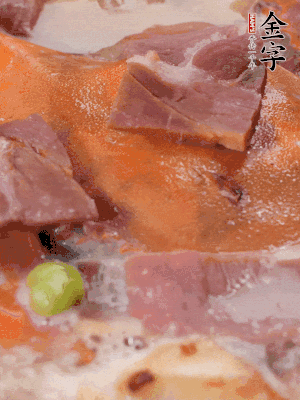 放適量料酒、清水煮到沸騰，再下蟹塊燜煮8分鐘。