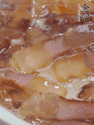 油5成熱，醬油肉煸香。