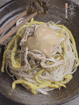 生抽1勺、醋1勺、芝麻醬1勺、金字火腿大師醬1勺。