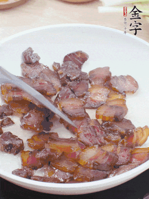 熱鍋少油，醬油肉煸出油脂，盛出。